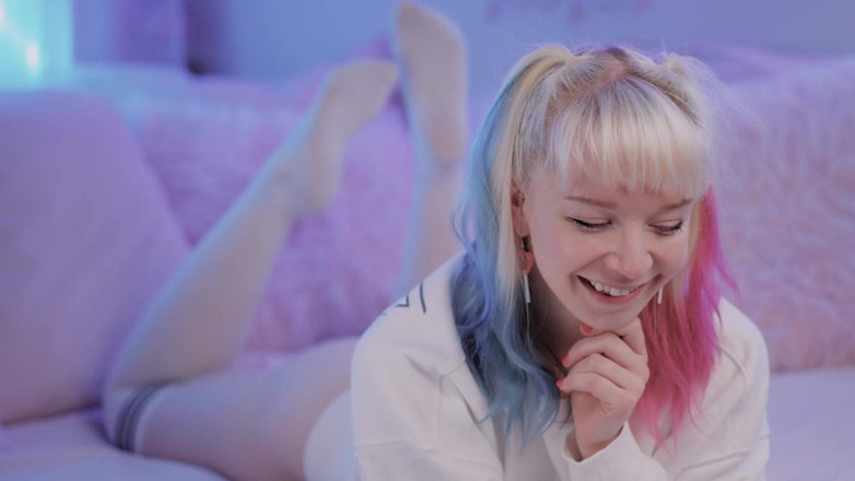 Jolie Lyon: Mời giáo viên lấy trinh tiết của tôi