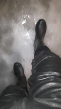 Rubberboots and Leatherpants on Ice
