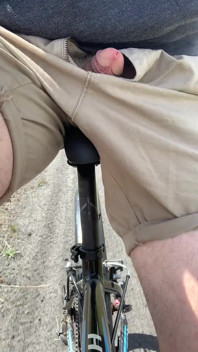 Băiat tânăr care își expune public pula pe bicicletă străinilor