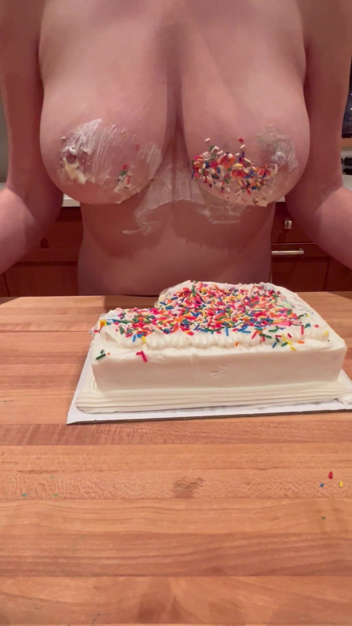 MidnightTease: Madrastra arruina la torta de cumpleaños con sus enormes tetas