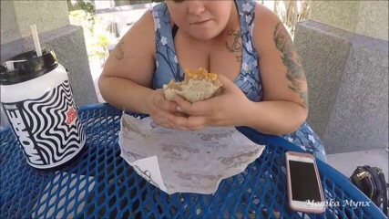 BBW Pleasures: SSBBW isst riesige burrito am pool