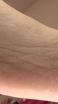 Yuka Asami mostrando sus hermosas piernas y dando un footjob