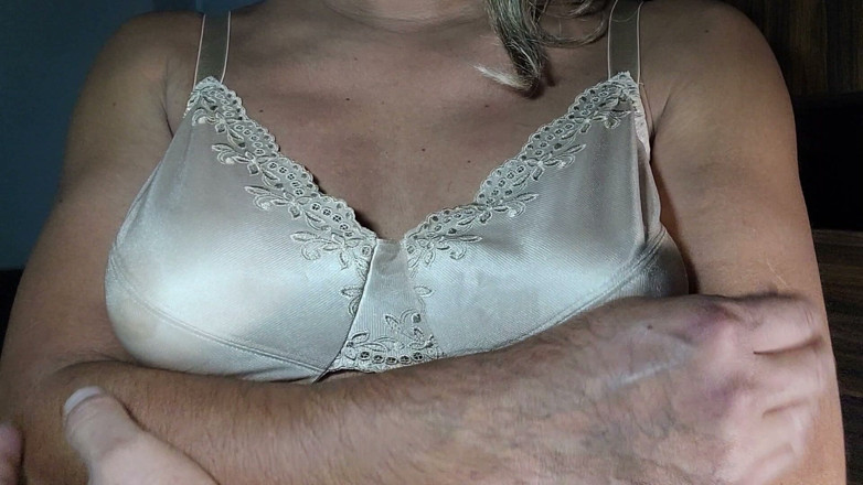 Only bras: ฉันบันทึกวิดีโอนี้ของแม่เลี้ยงผู้ใหญ่ของฉันก่อนนอน
