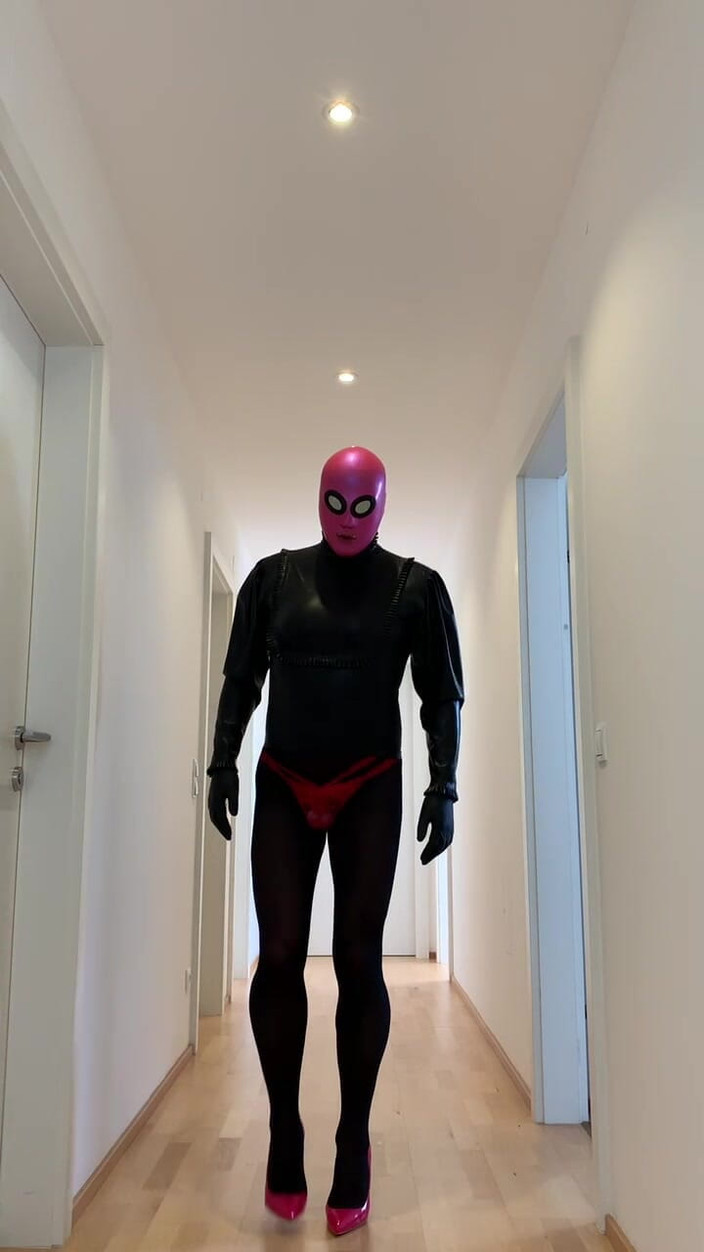 PervyLara: 가면을 쓴 Latexdoll