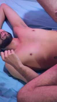 Ich erwische meine hetero-mitbewohnerin, als er so geil wird und am ende mich ohne gummi fickt und meinen arsch besamt
