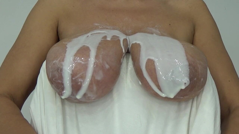 AnnaBUST: Milch Tropft Von Meinem Reifen Hang