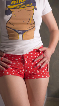 Echte eigengemaakte amateur-cameltoe plagen in zeer strakke korte broek