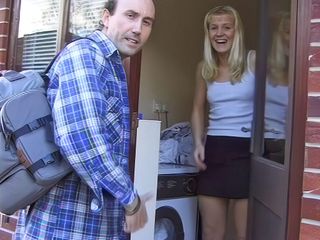 Real Sex Pass: Une adolescente blonde aux petits seins se fait prendre pour...