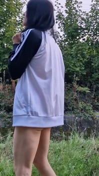 Nudité risquée en plein air, béance montrant le col de l’utérus et pisse