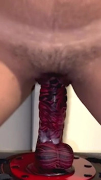 Mamă sexy filipineză călărește un vibrator monstru până la orgasm cremos - Lexxi Wett