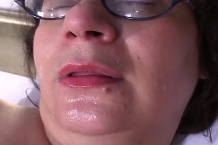 Mature Climax - 100% Mature Videos: Nenek berbulu dan bertetek besar dipenuhi mulutnya dengan air mani...