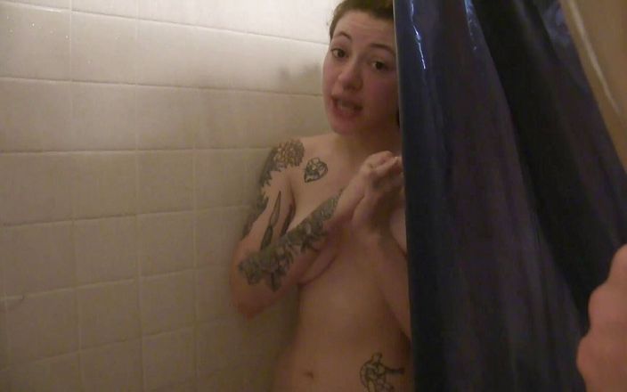 Kinky Romance: Ma demi-sœur a demandé à la rejoindre dans le bain
