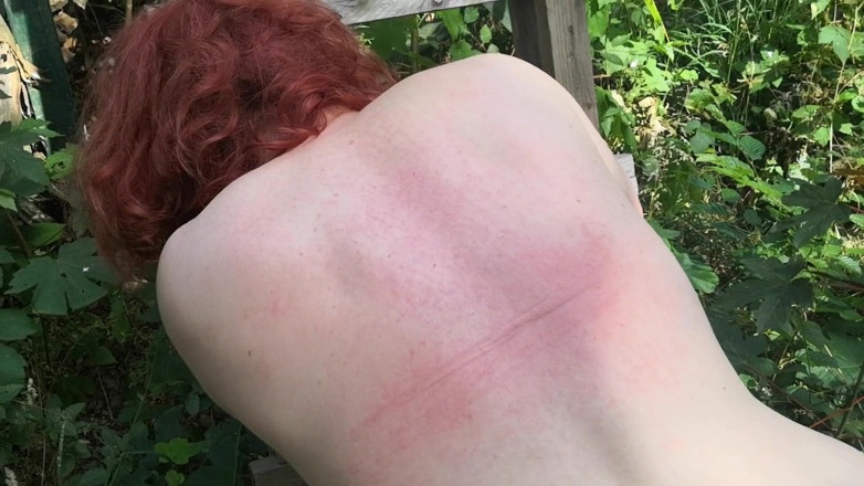 Bouncy Tits Action: Spank my back in outdoor