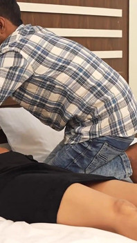 Kakak ipar India sama pelayannya di kamar hotel