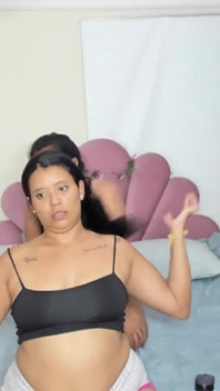 两个女孩在直播中表演并在镜头前为她们的粉丝自慰