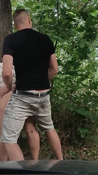 O cameră foto în mașină.