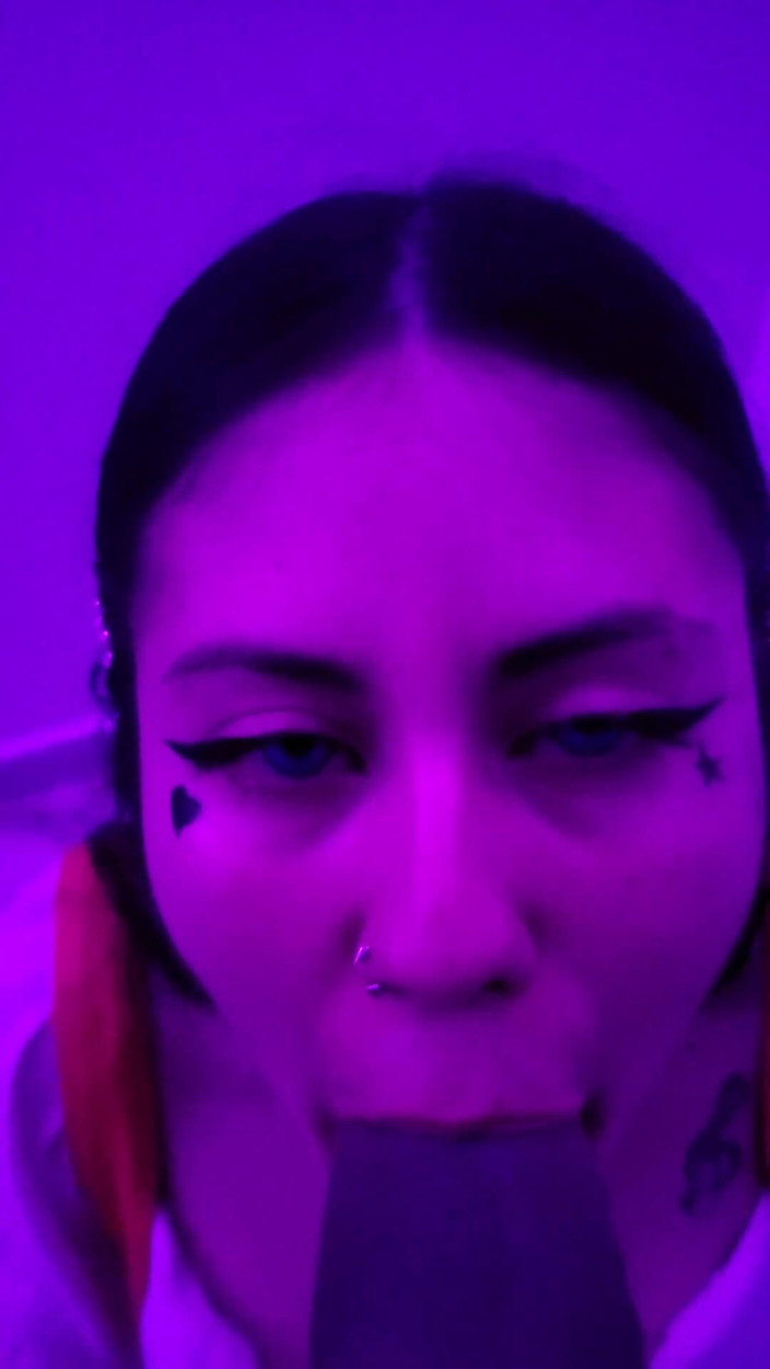 DherlyDoll: Hermosa colegiala Dherlydoll me da una deliciosa mamada de garganta...