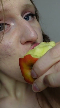 Asmr ăn táo khỏa thân