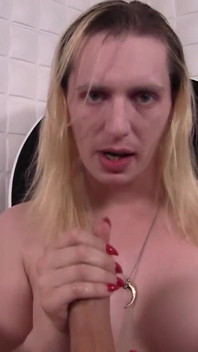 La bionda matura vive per ingoiare sperma