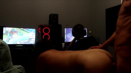 GamingCouple: Vengo sborrata mentre il mio marito cornuto sta giocando