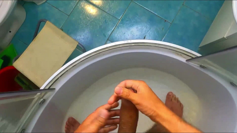 SexMamon: im badezimmer, heißes wasser läuft auf dem körper, ich gehe...