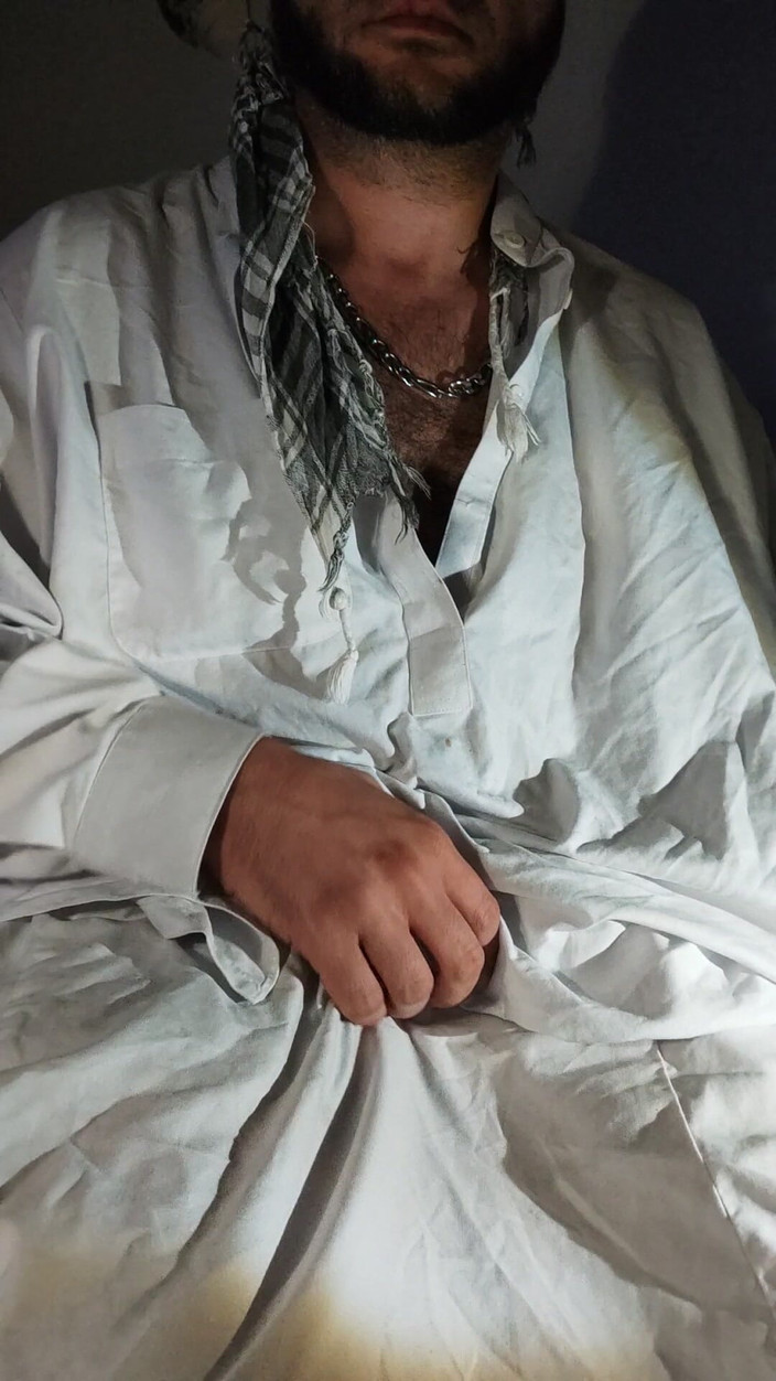 SmokedAlloy2: Dirtyjunkbro ubrany w afgańskie ubrania, skarpetki pokładowe sikają do środka i...