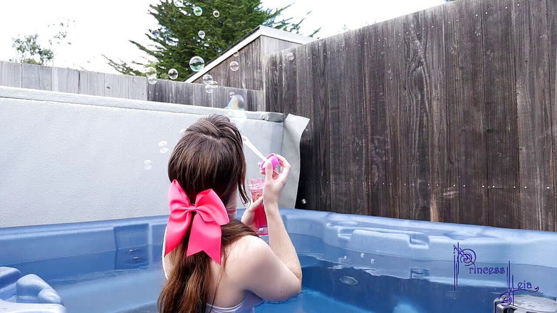 Princess Leia: Babysitter blows bubbles