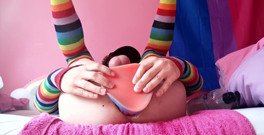 Rainbow Femboy: 嘿，大家好！我有一个非常忙碌的一周 - 工作 irl 和制作一些最热辣的大小女王内容