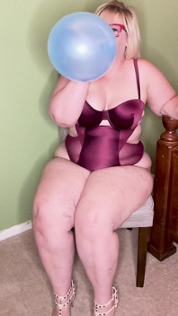 Bbw knallt ballonnen terwijl ze ze opat en moedigt je aan om je af te trekken en klaar te komen op haar bevel