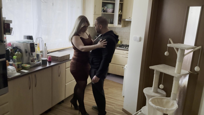 Christy X Taylor: De hete vrouw bestelde weer pizza, neukte hem hard en...