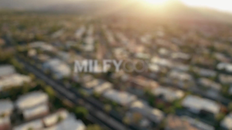 Milfy: Milfy肛門に飢えたStepom Savannahは彼女の息子の友人を誘惑します