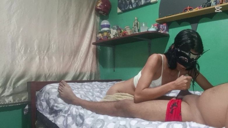 Skinnydanie21: Alla mia sorellastra piace davvero succhiare il cazzo.