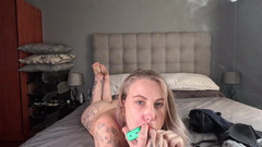 InkedButterfly69: Une blonde tatouée enlève ses vêtements et fume son vapote à...