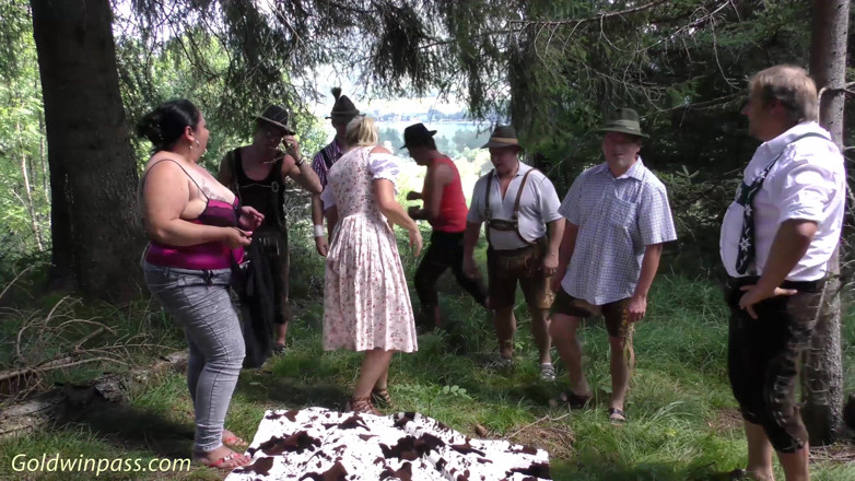 Lederhosen Gangbang: Açık havada lederhosen grup seks
