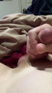 Toy ragazzo rosso viene accarezzato dal patrigno più anziano e sborra pesantemente