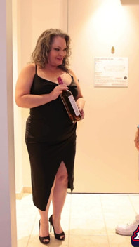 Une hôtesse de l’hôtel suce le rouleau et le vide dans sa bouche