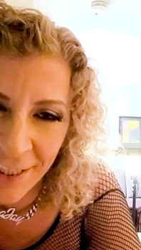 伝説のサラ・ジェイがラッキーファンとセックス&吸い - 口に精液を浴びる