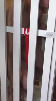 Lo schiavo in gabbia deve bere piscio dopo una punizione elettronica!