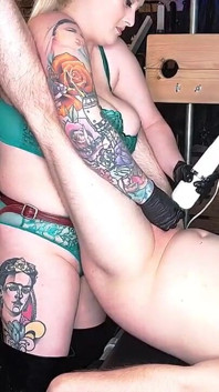 Bacchettato e poi scopa il suo culetto