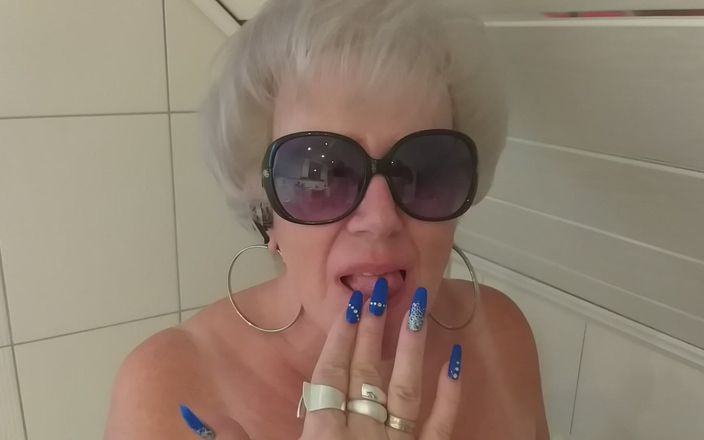 PureVicky66: Nenek semok ini kencing di bak mandi!