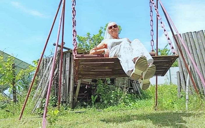 Lukerya: Anciana con cuerpo sexy después de vacaciones en el pueblo