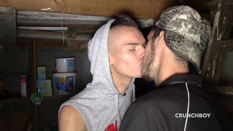 STRAIGHTS BOYS COERCED TO FUCK GAY: 两个年轻的直男在地下室啪
