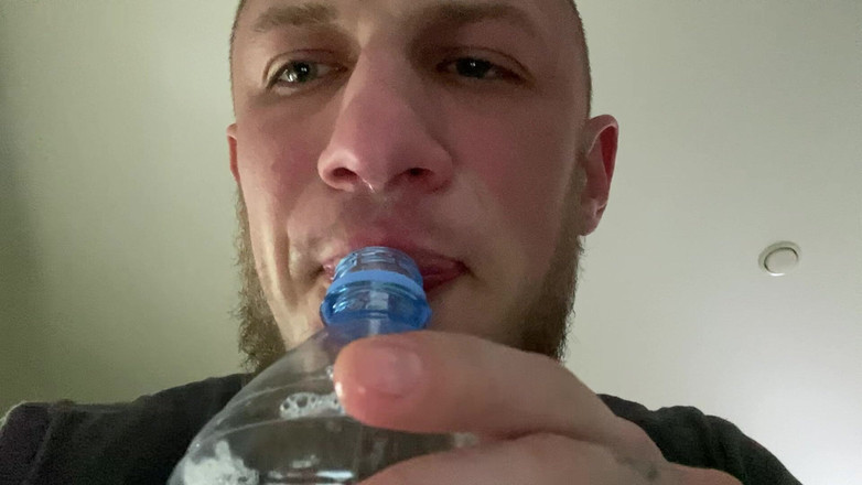 Hunky time: Alpha umple o sticla cu saliva lui ()