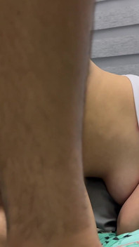 A vizinha indiana Sexi é fodida com força por seu vizinho pervertido e bem dotado que vem visitá-la com a desculpa de colocar seu pau nela.