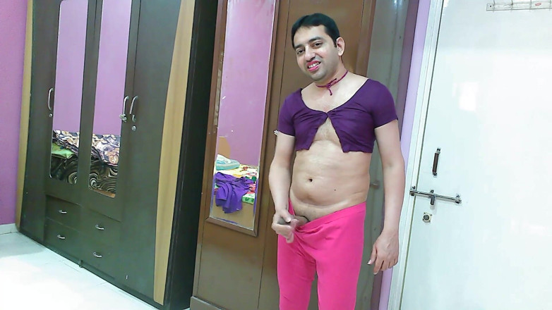 Cute & Nude Crossdresser: Süßer sissy-transvestiert femboy Sweet Lollipop in einem top und eng.