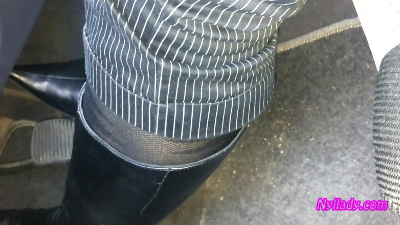 Nyllady: Nyllady Driving e Revving Her Bravo em Botas de Salto...