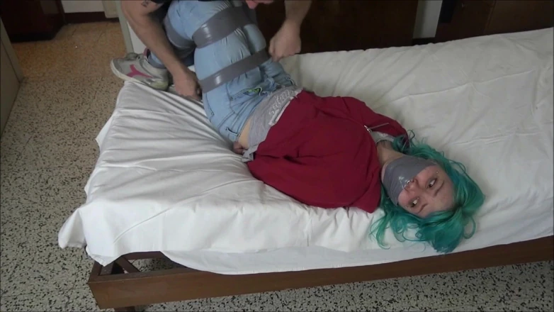 Selfgags classic: Італійська студентка: зв'язана стрічка, трусики з кляпом у роті і перенесено через плече!