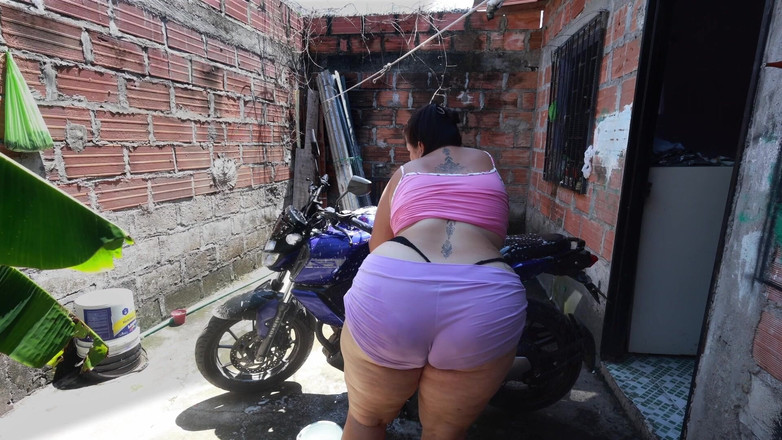 Lexly_16: Mein Nachbar wäscht mein Motorrad und fickt mich dann