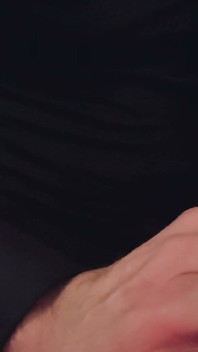Pak aan, thuis werken aan mijn Macbook en mijn dikke lul strelen