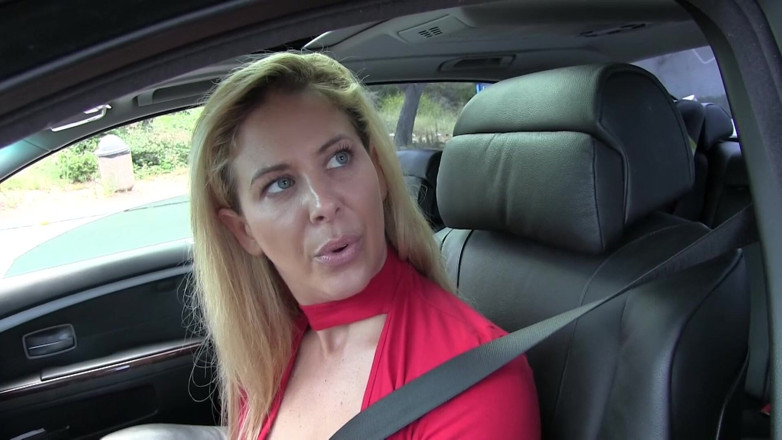 Perv Milfs n Teens: Cherie Deville é fodida tão bem que não pode nem dirigir...